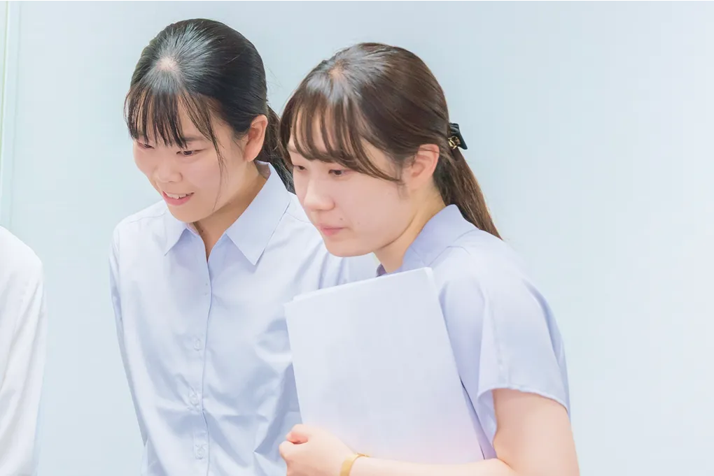 挑戦から生まれる成長とやりがいのイメージ